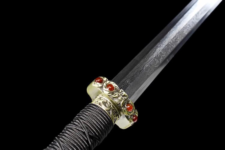 宝石秦剑历史上的秦制剑  从铜锡为原材锻造而成,而下面的这款秦剑则